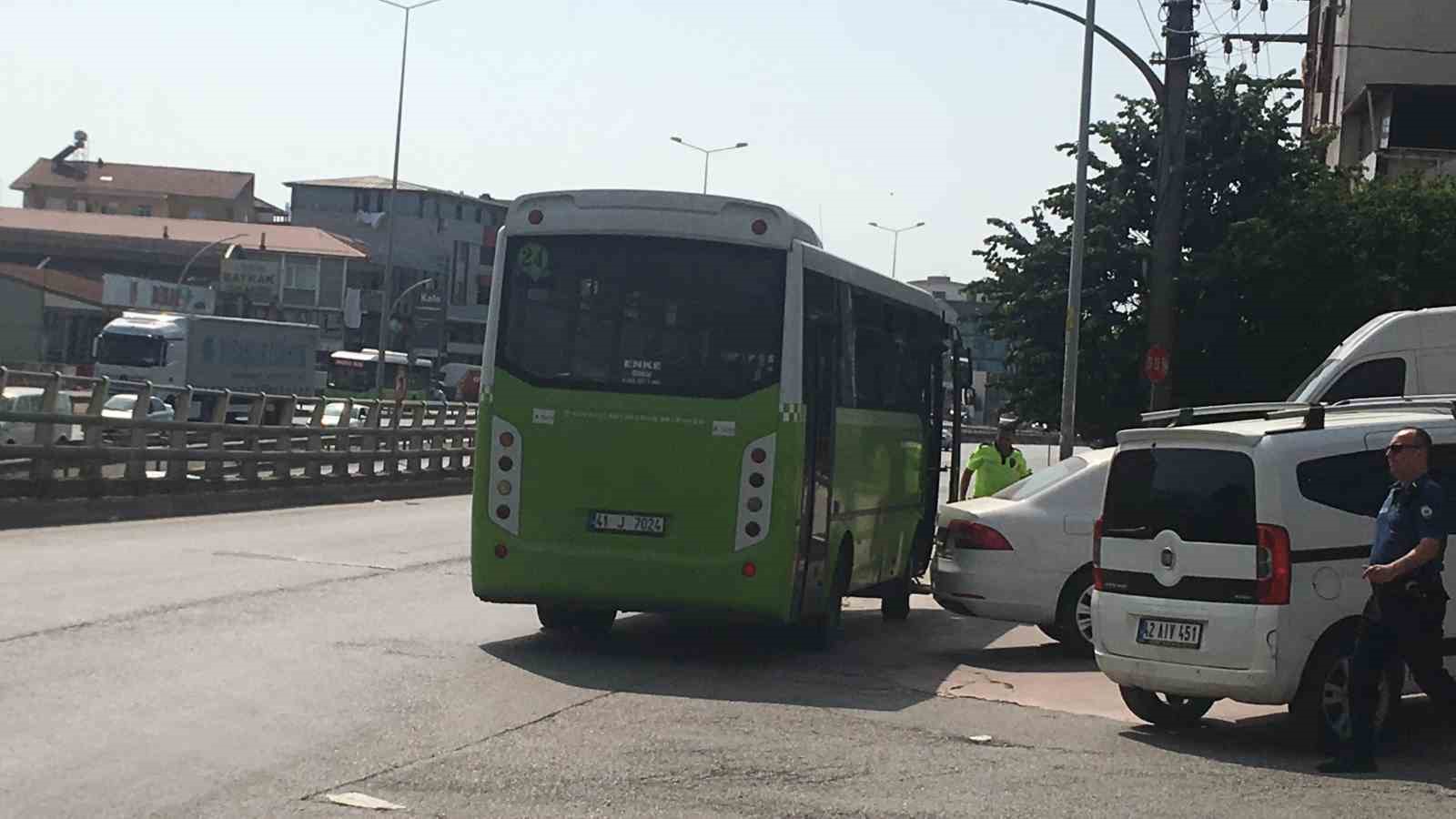 Araca çarpmamak için ani fren yaptı, başı cama çarpan 2 yolcu yaralandı
