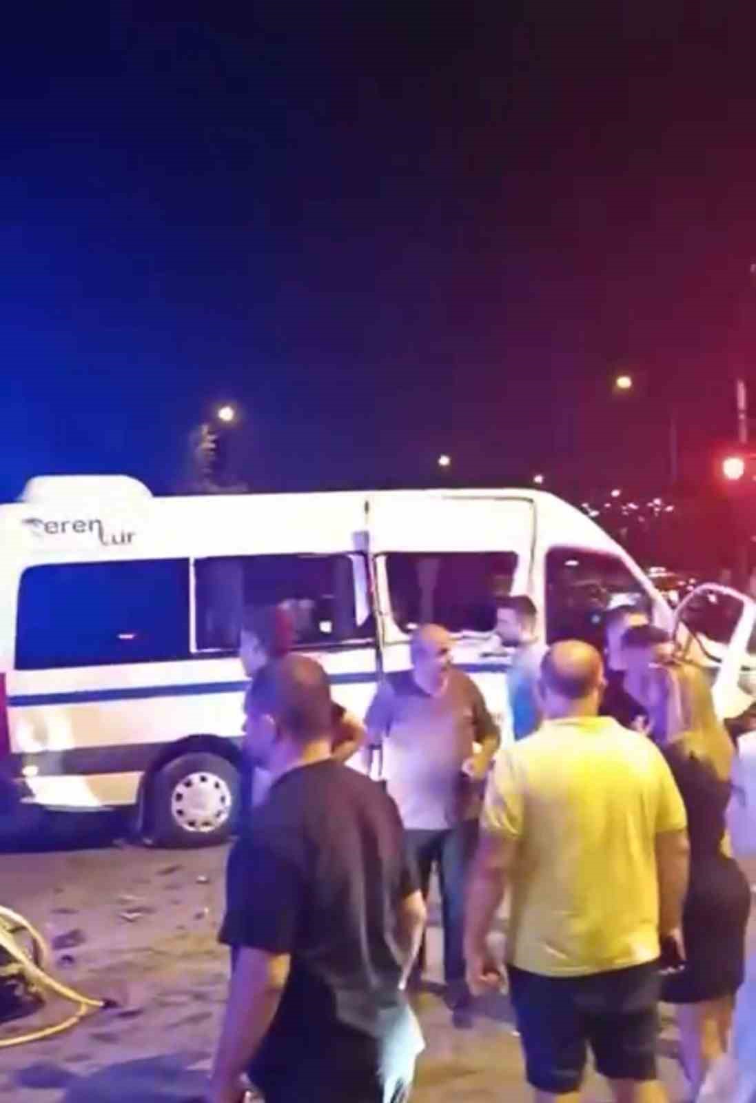 Bursa’da işçileri taşıyan servis ile kamyonet çarpıştı: 8 yaralı
