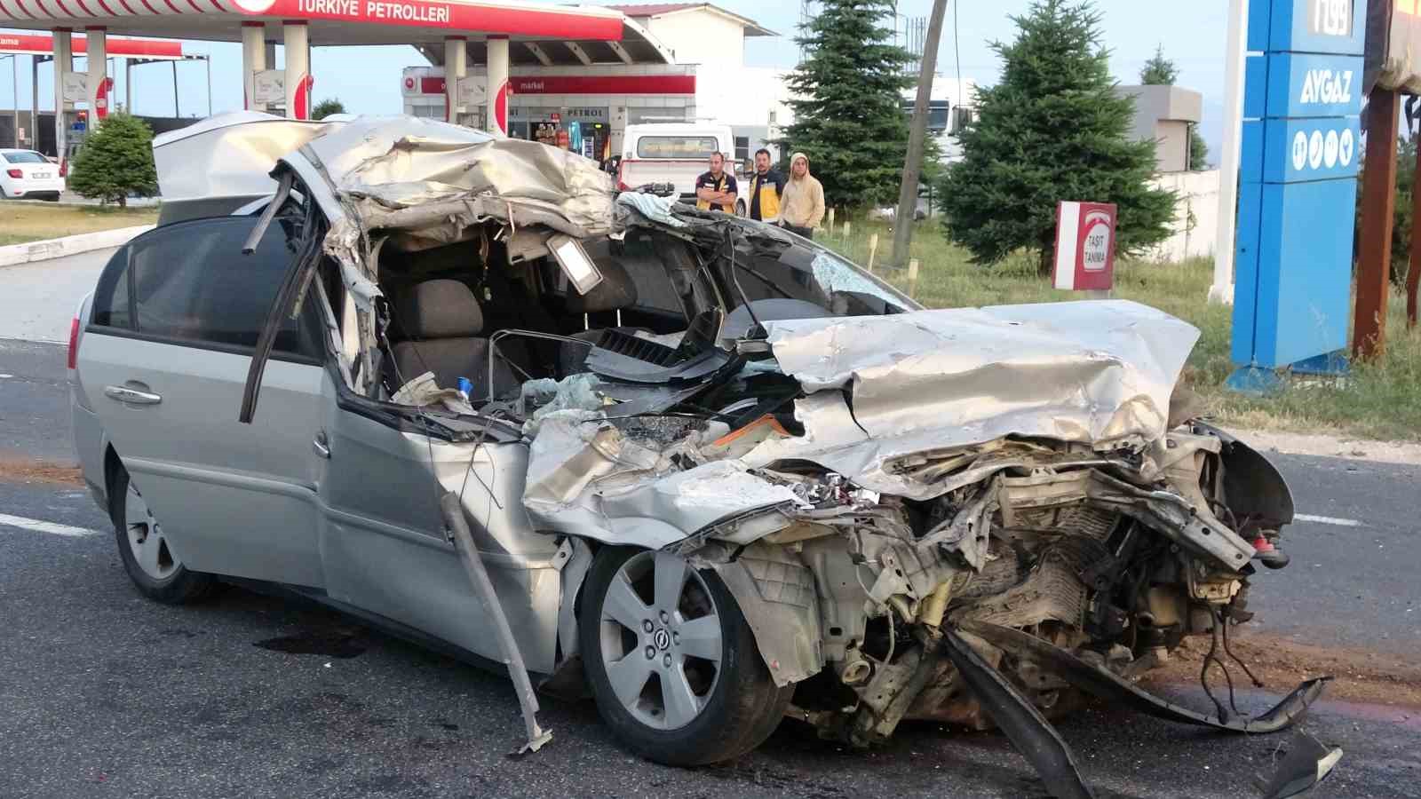 Uşak’ta otomobil kamyona arkadan çarptı: 1 ölü
