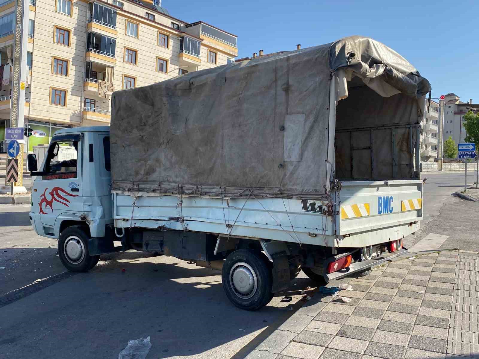 Elazığ’da halk otobüsü ile pikap çarpıştı: 9 yaralı
