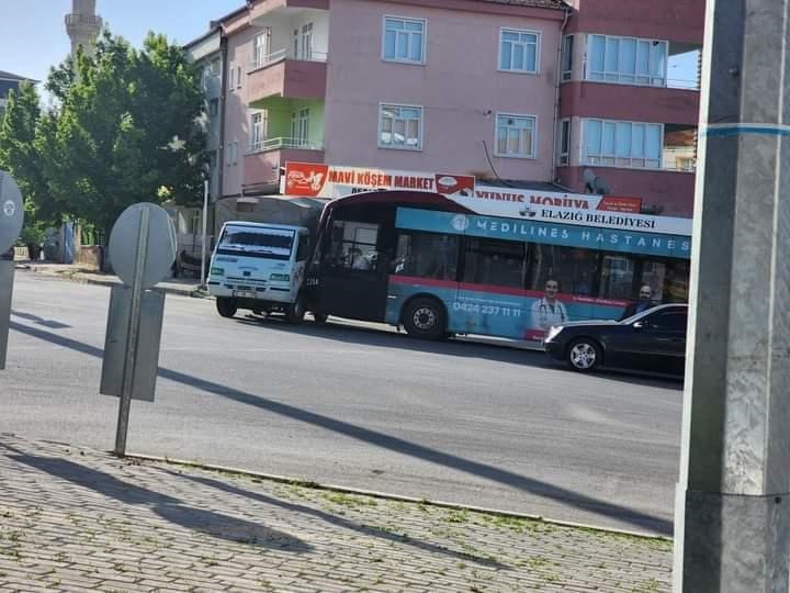 Elazığ’da halk otobüsü ile pikap çarpıştı: 9 yaralı
