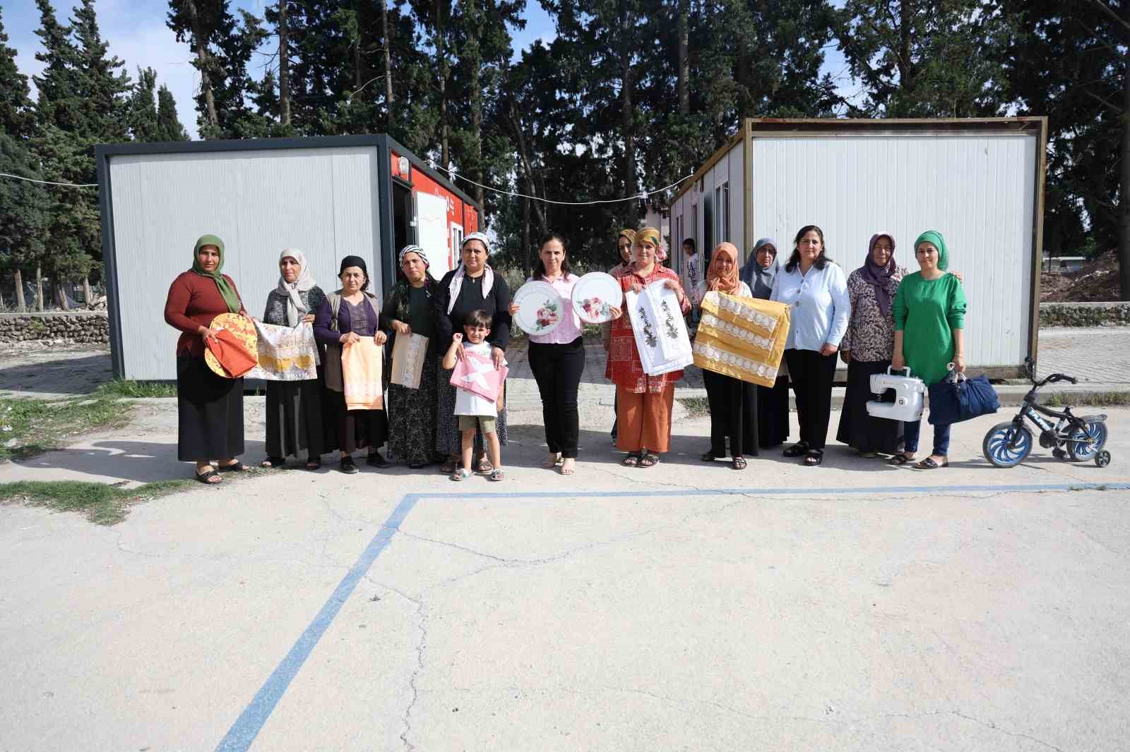 Çeyizlik ürün hazırlayan afetzede kadınlar, ilmek ilmek stres atıyorlar
