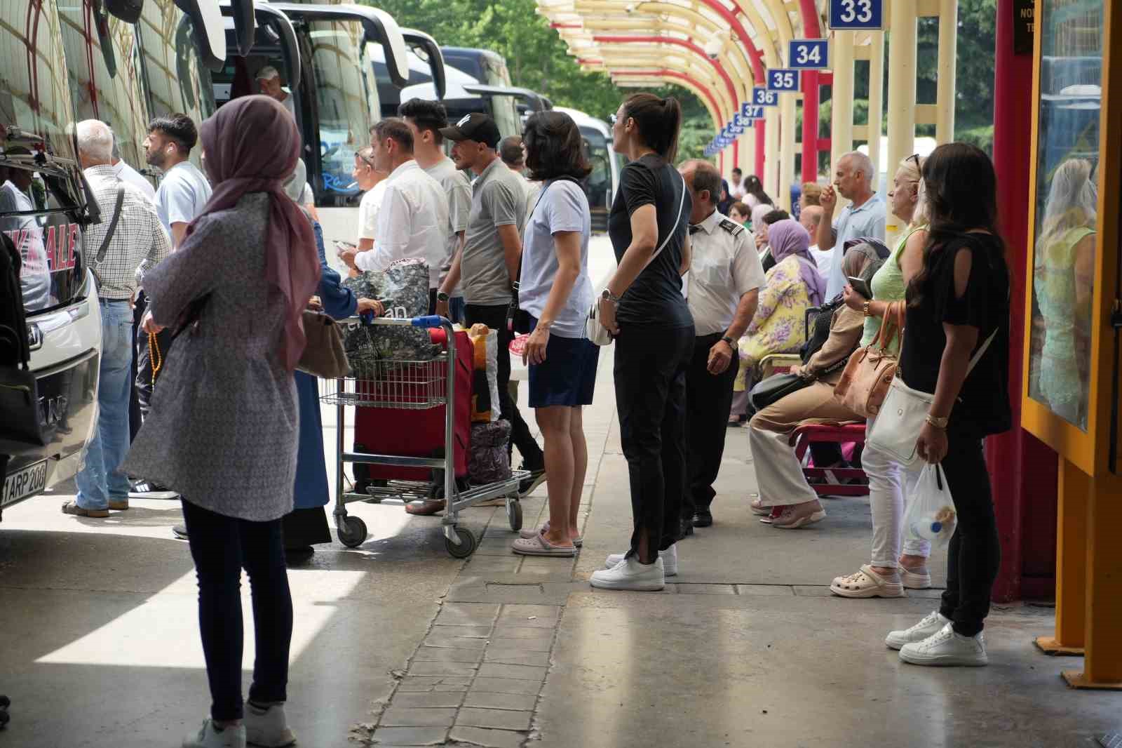 Bayram yolculuğu el öpmeye değil, yüzmeye
