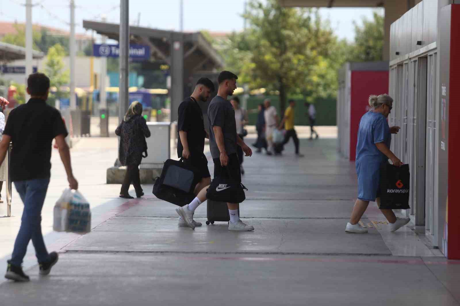 Bayram yolculuğu el öpmeye değil, yüzmeye
