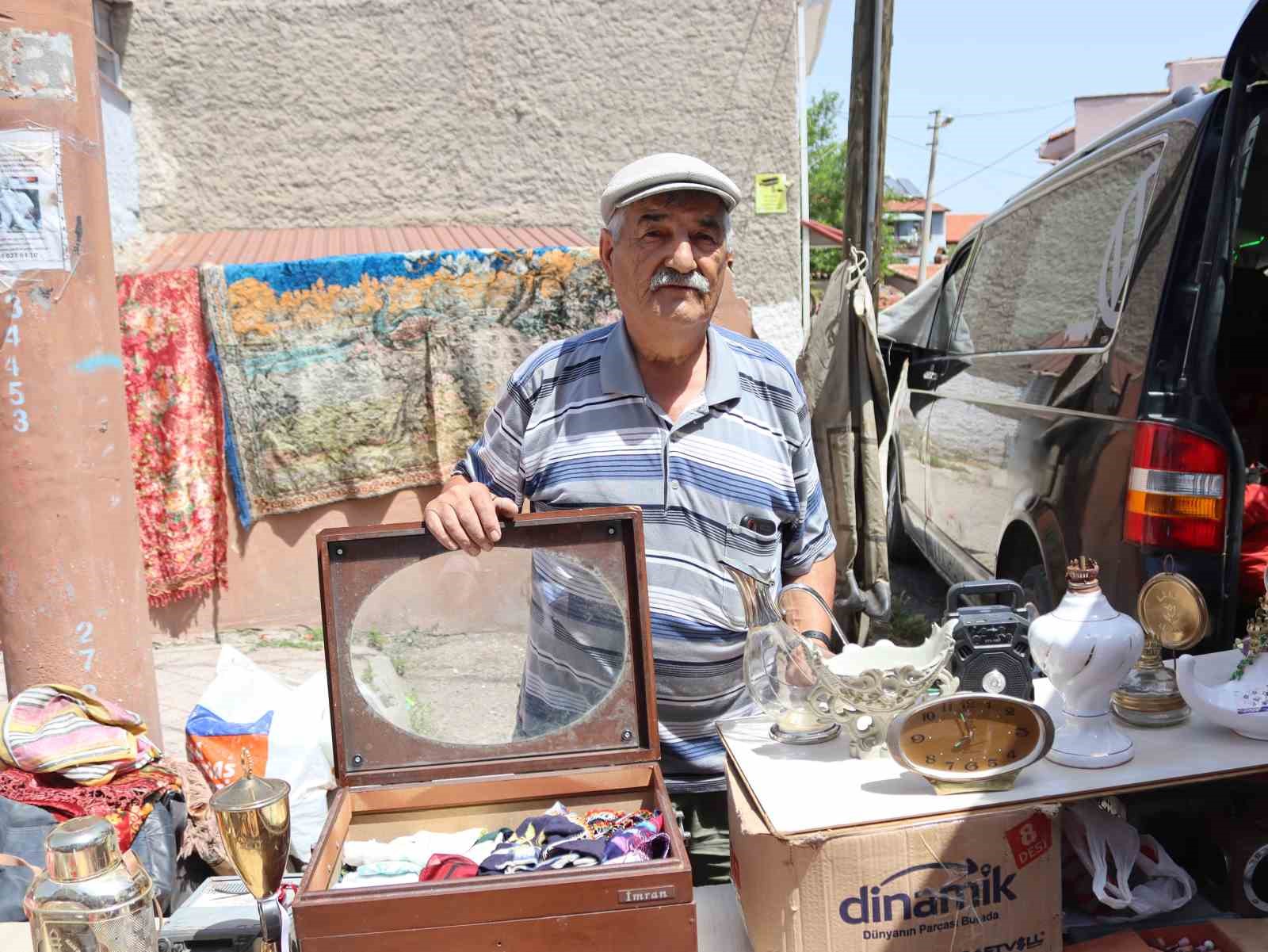 Yılların tarihini çarşı pazar dolaşarak satıyor
