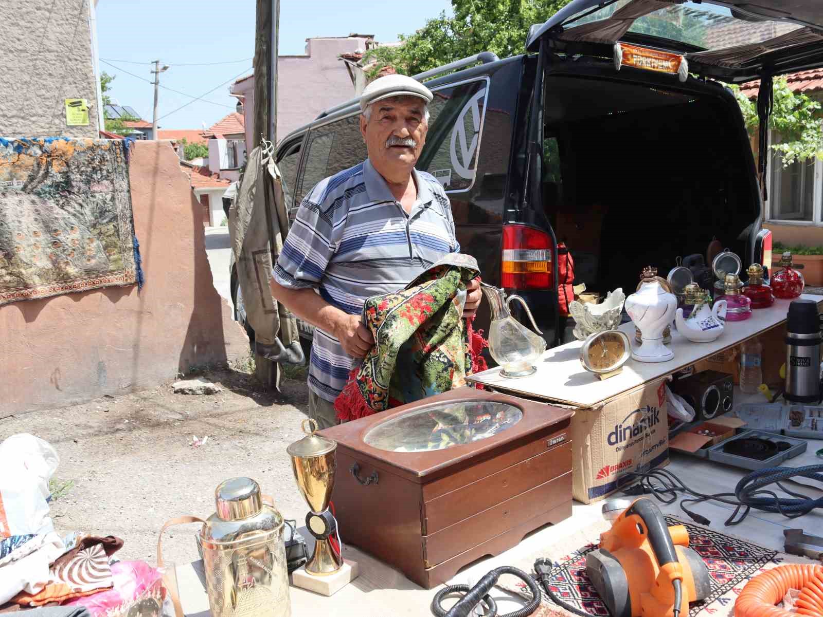 Yılların tarihini çarşı pazar dolaşarak satıyor
