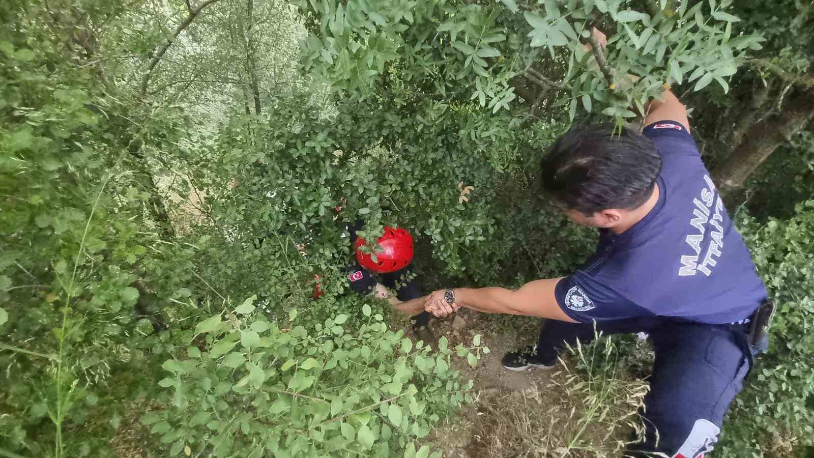 Yamaçtan aşağı düşen vatandaşı itfaiye ekipleri kurtardı
