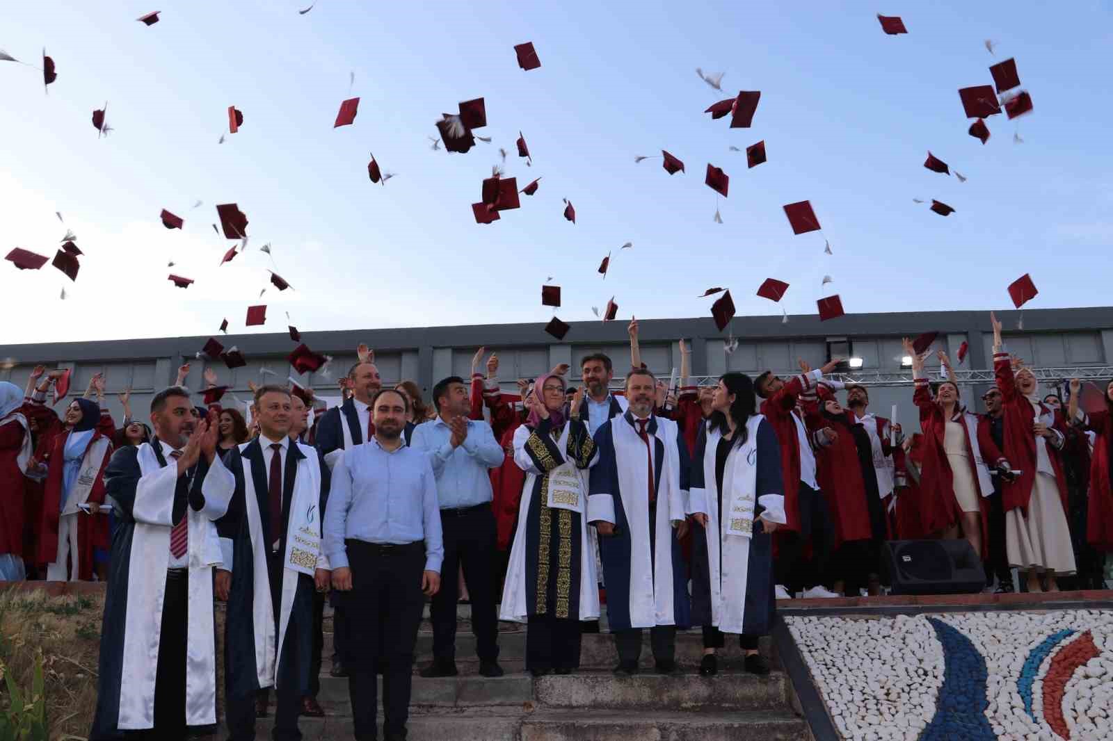 Kırkağaç MYO’da mezuniyet coşkusu
