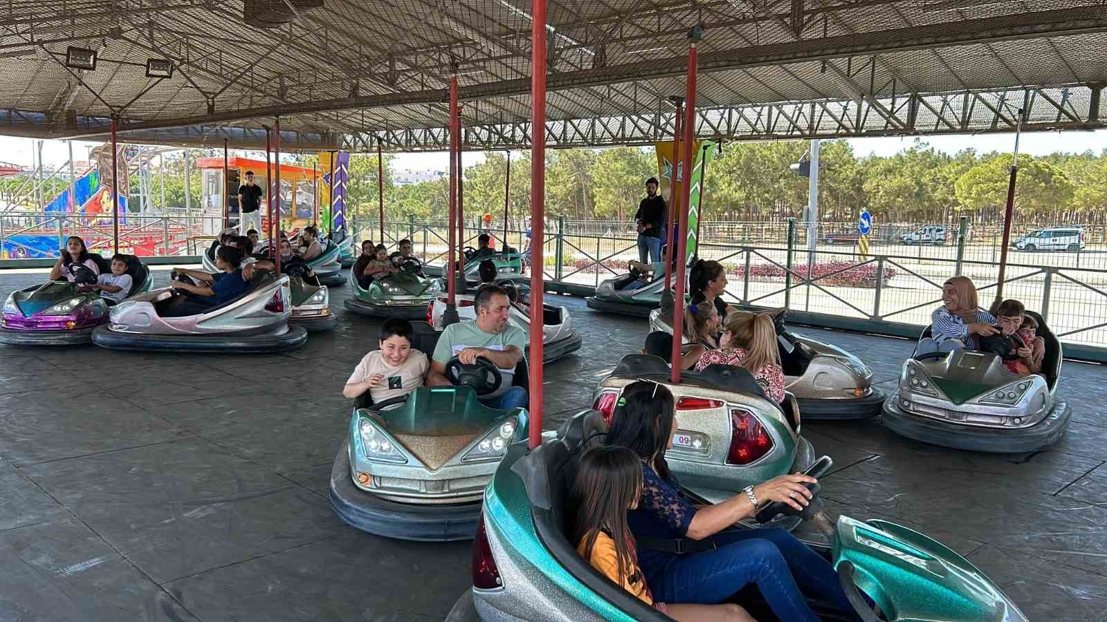 Didim’de “Engel tanımayanlar” Lunaparkta eğlendi
