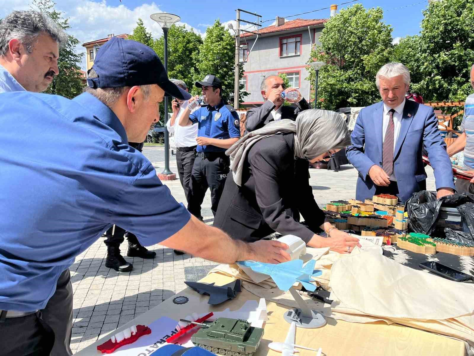 Kursiyerlerin yaptığı ürünler vatandaşların beğenisine sunuldu
