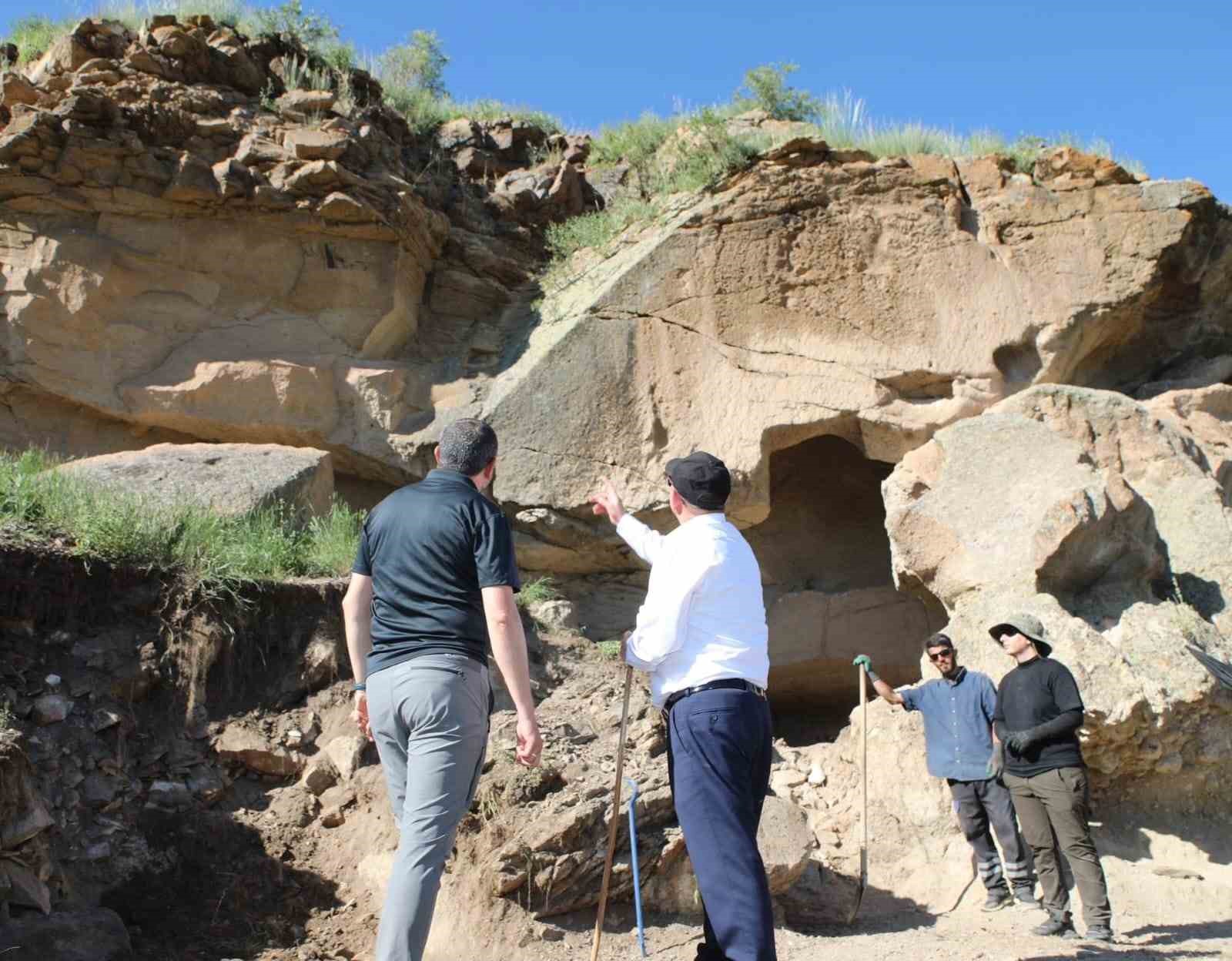 Kars Ani Ören Yeri’nde ilk kaya mescidi gün yüzüne çıkarıldı
