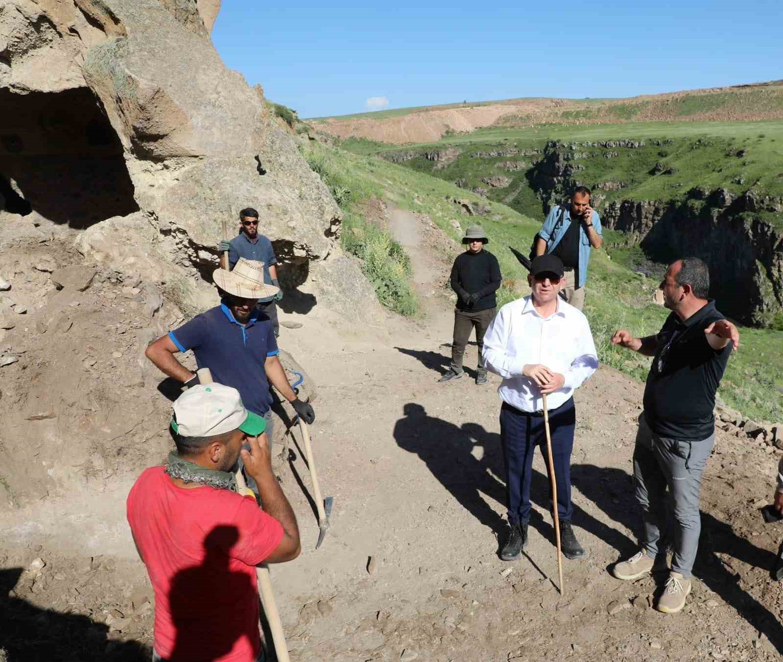 Kars Ani Ören Yeri’nde ilk kaya mescidi gün yüzüne çıkarıldı
