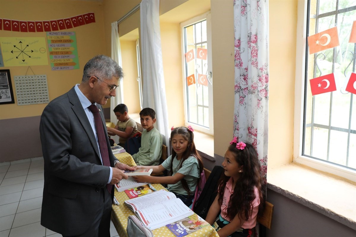 Vali Çelik belde ve köylerde vatandaşların taleplerini dinledi
