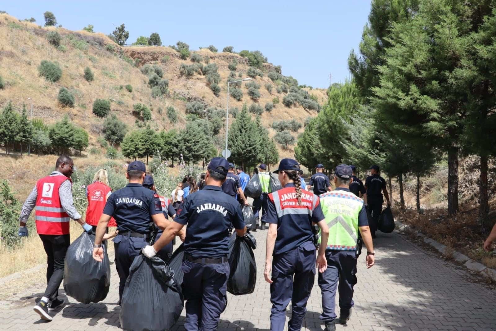 Jandarma ve öğrenciler çevre temizliğine dikkat çekti
