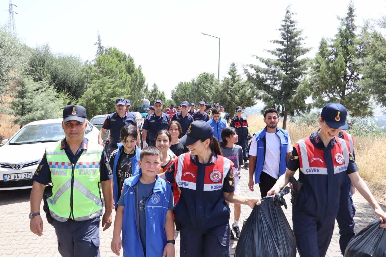 Jandarma ve öğrenciler çevre temizliğine dikkat çekti
