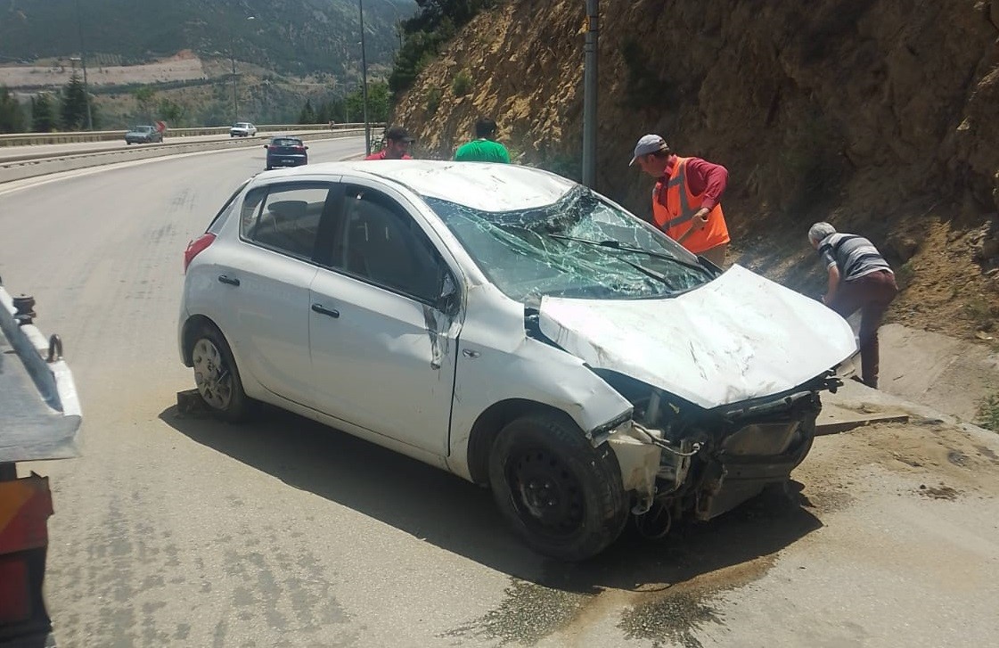 Sulama kanalına devrilen otomobil sürücüsü yaralandı
