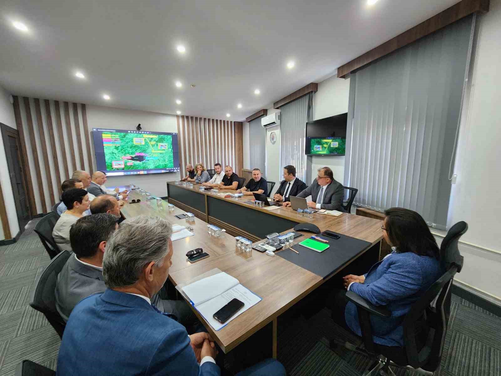 Sapanca Gölü’nün etrafını kesintisiz dolaşacak ‘Bisiklet Yolu Projesi’ bu toplantıda görüşüldü
