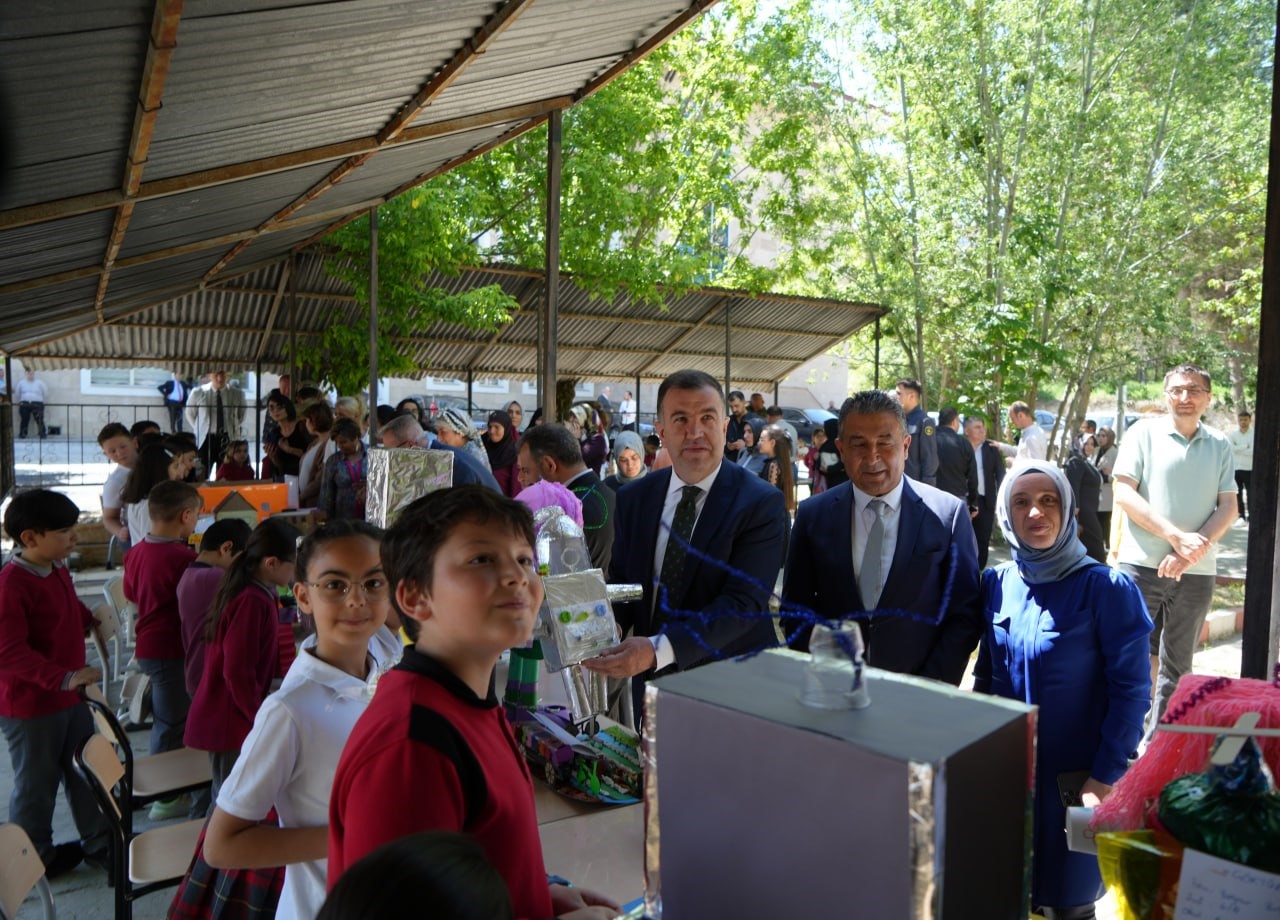 Miniklerin geleceğe yönelik tasarladıkları projeler sergilendi
