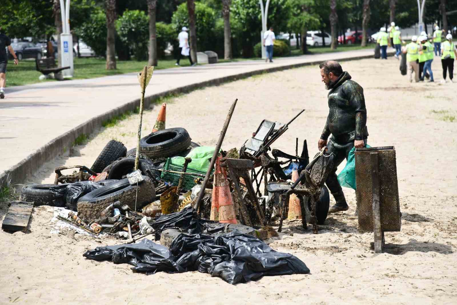 Denizden lastik de çıktı kamp sandalyesi de
