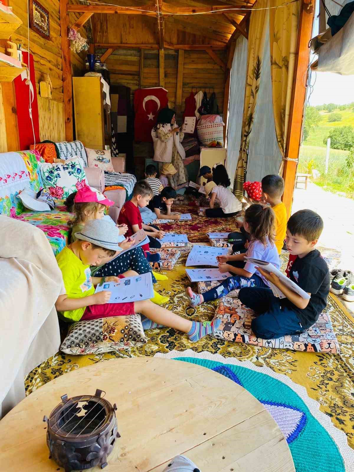 Öğretmen kendinse ait bahçesini öğrencilerine etkinlik yapmak için hazırladı
