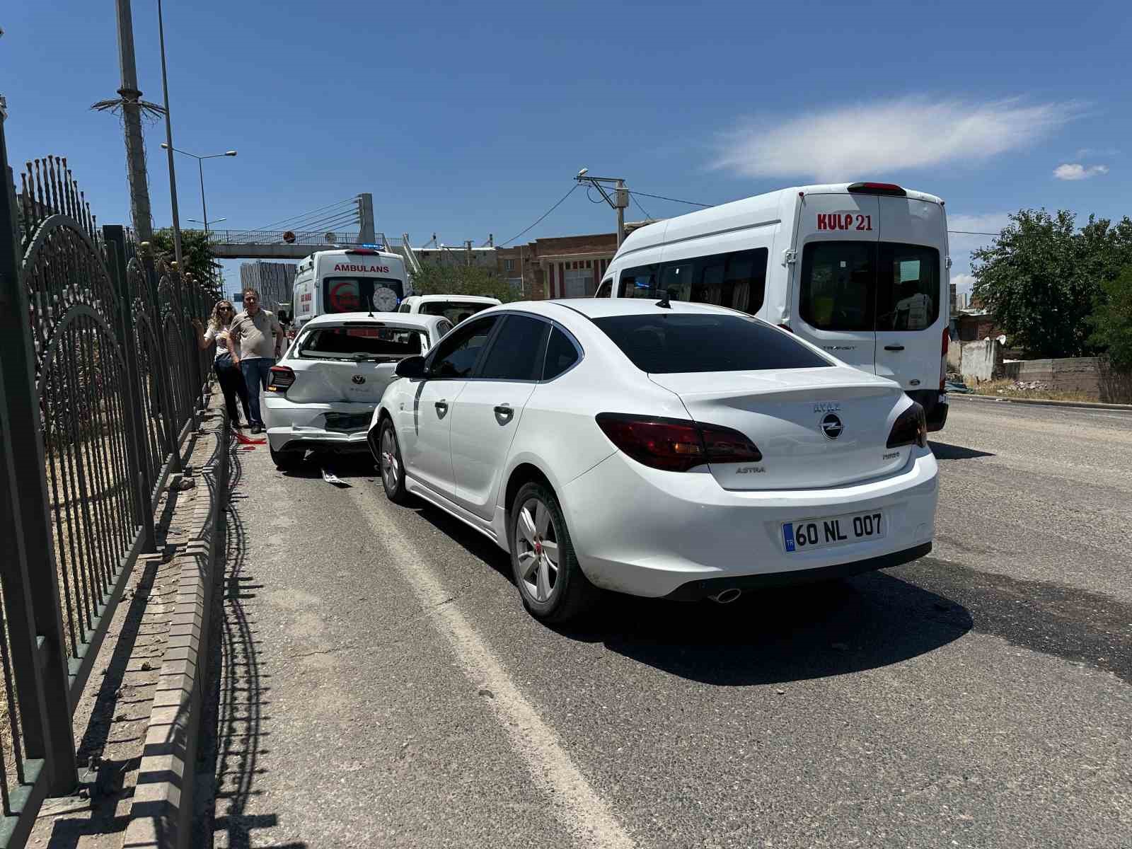 Diyarbakır’da 3 aracın karıştığı zincirleme kazada 4 kişi yaralandı
