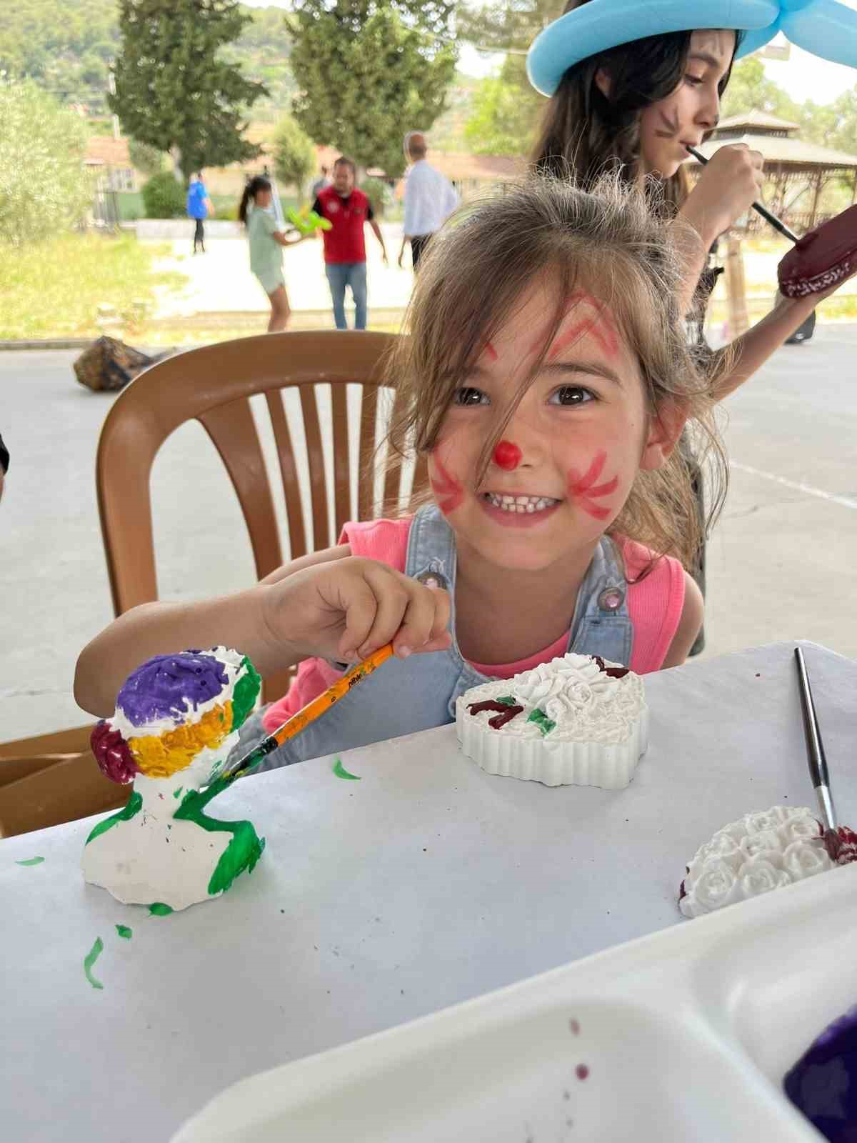 Muğla’da gönüllü gençler minik kalplere dokundu
