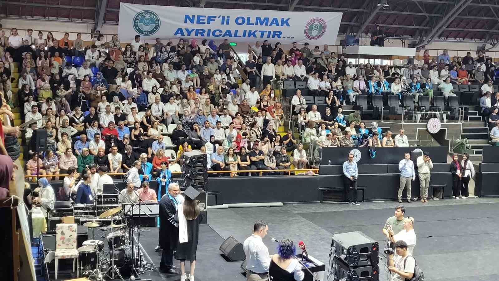 Asırlık Çınar Necatibey, 100. dönem mezunlarını verdi
