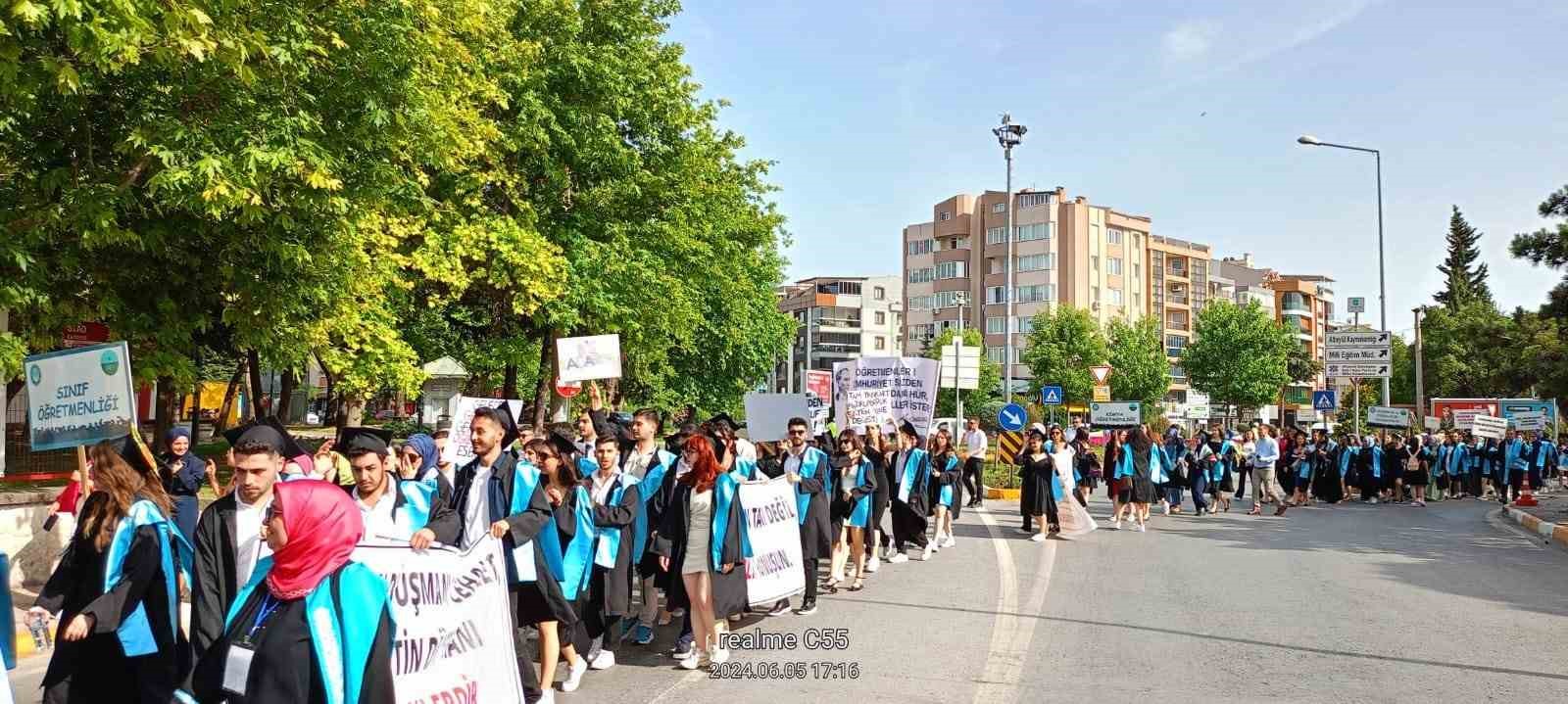 Asırlık Çınar Necatibey, 100. dönem mezunlarını verdi
