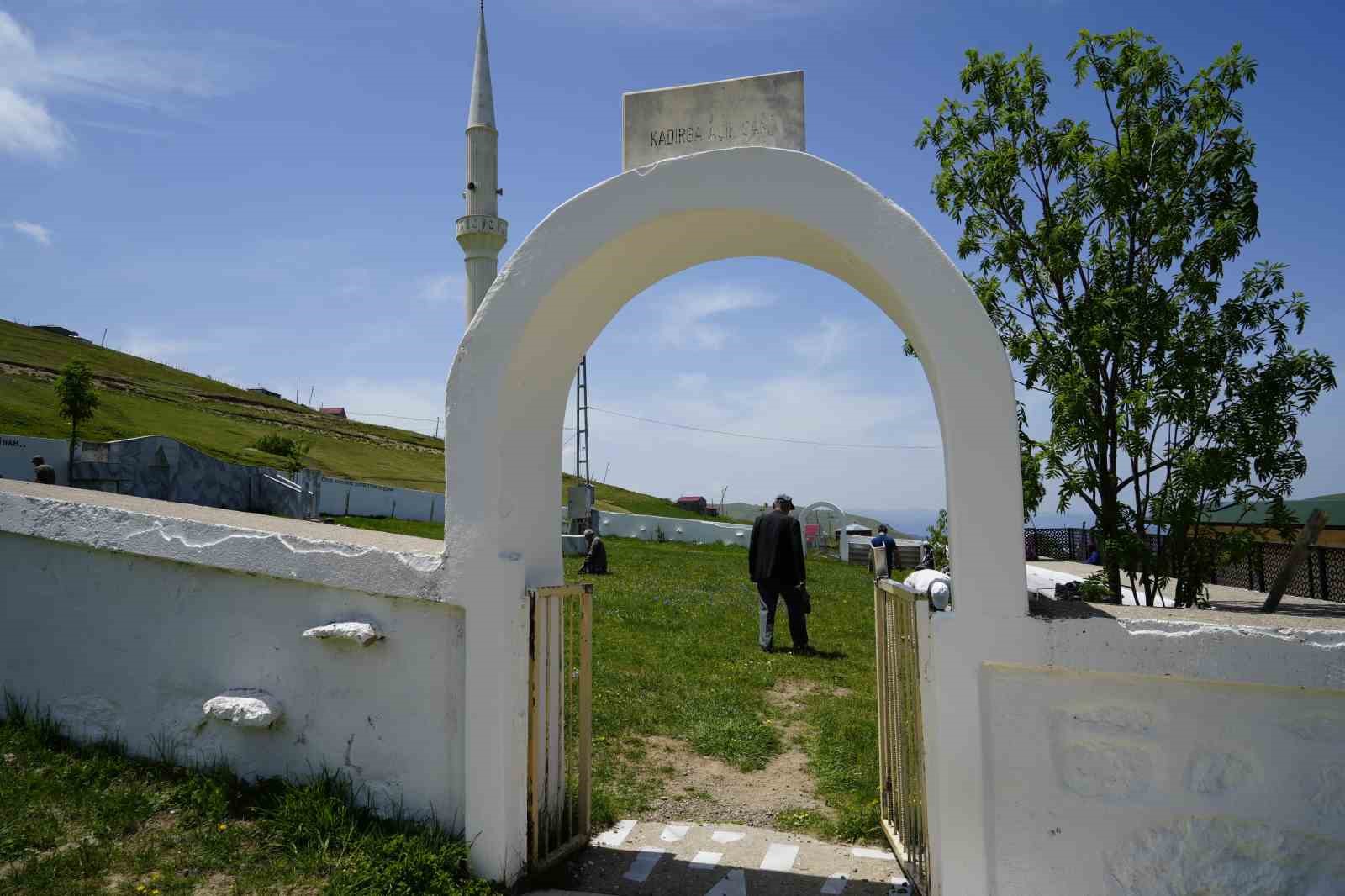 Üstü açık camide 563 yıldır çimen üzerinde Cuma namazı kılınıyor
