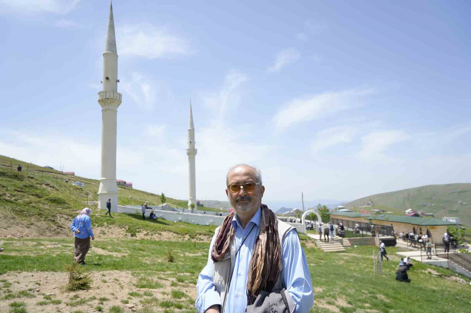 Üstü açık camide 563 yıldır çimen üzerinde Cuma namazı kılınıyor
