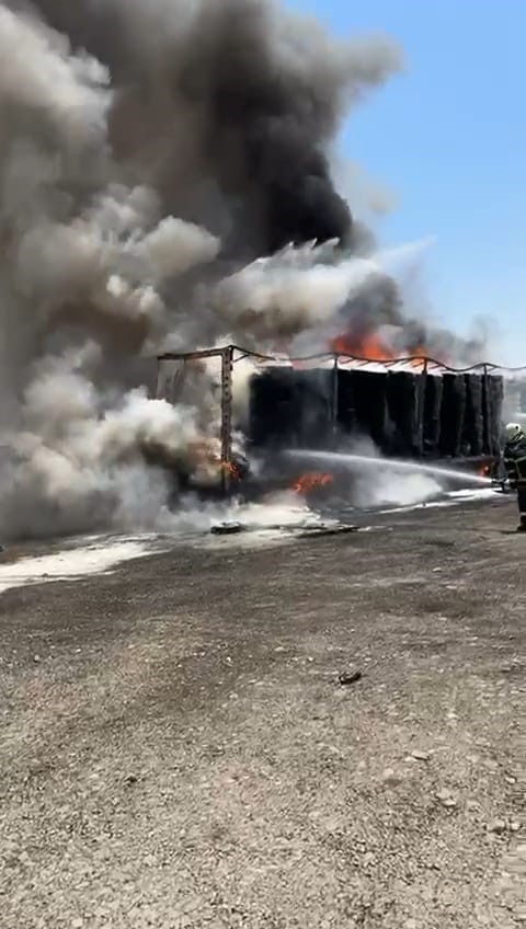 Gaziantep’te lastik yüklü tır alev alev yandı
