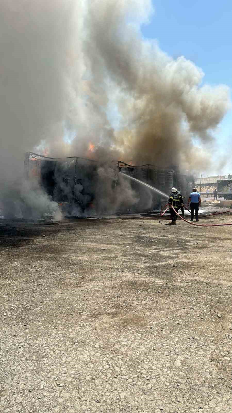 Gaziantep’te lastik yüklü tır alev alev yandı
