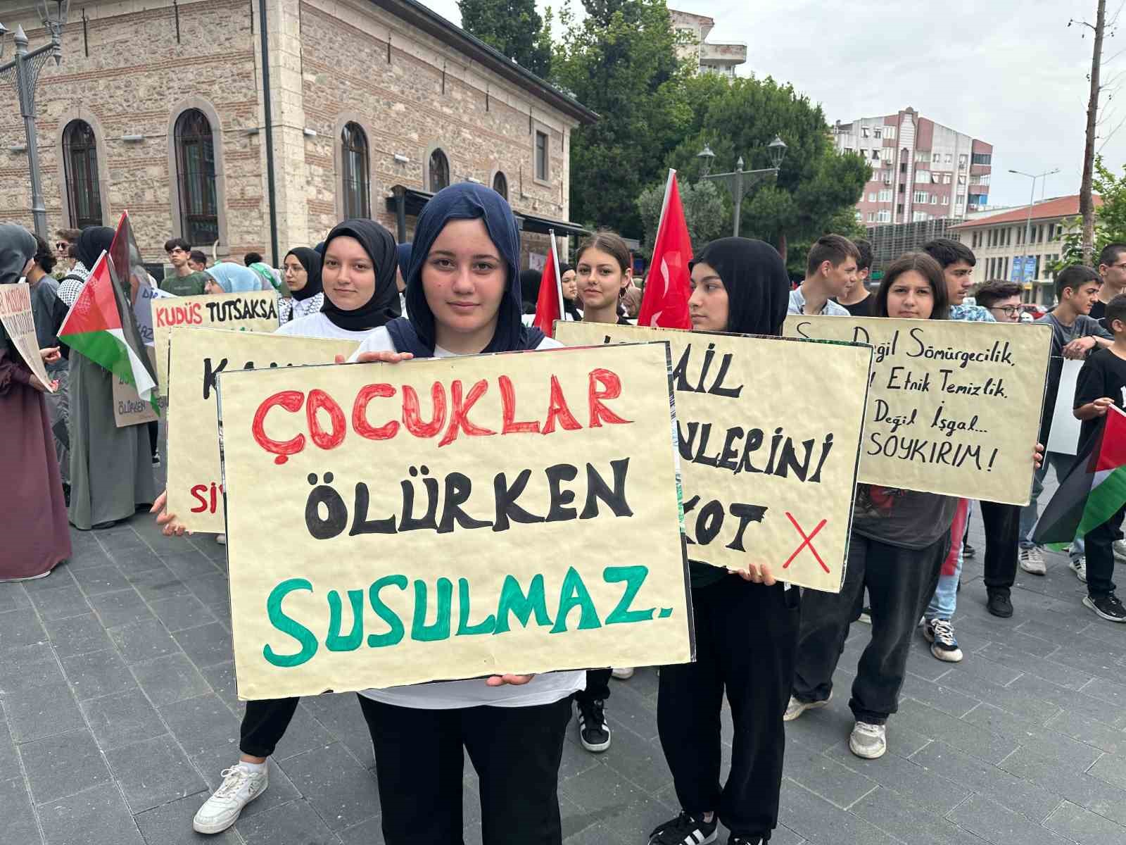 Balıkesir’de lise öğrencilerinden Gazze’ye destek yürüyüşü
