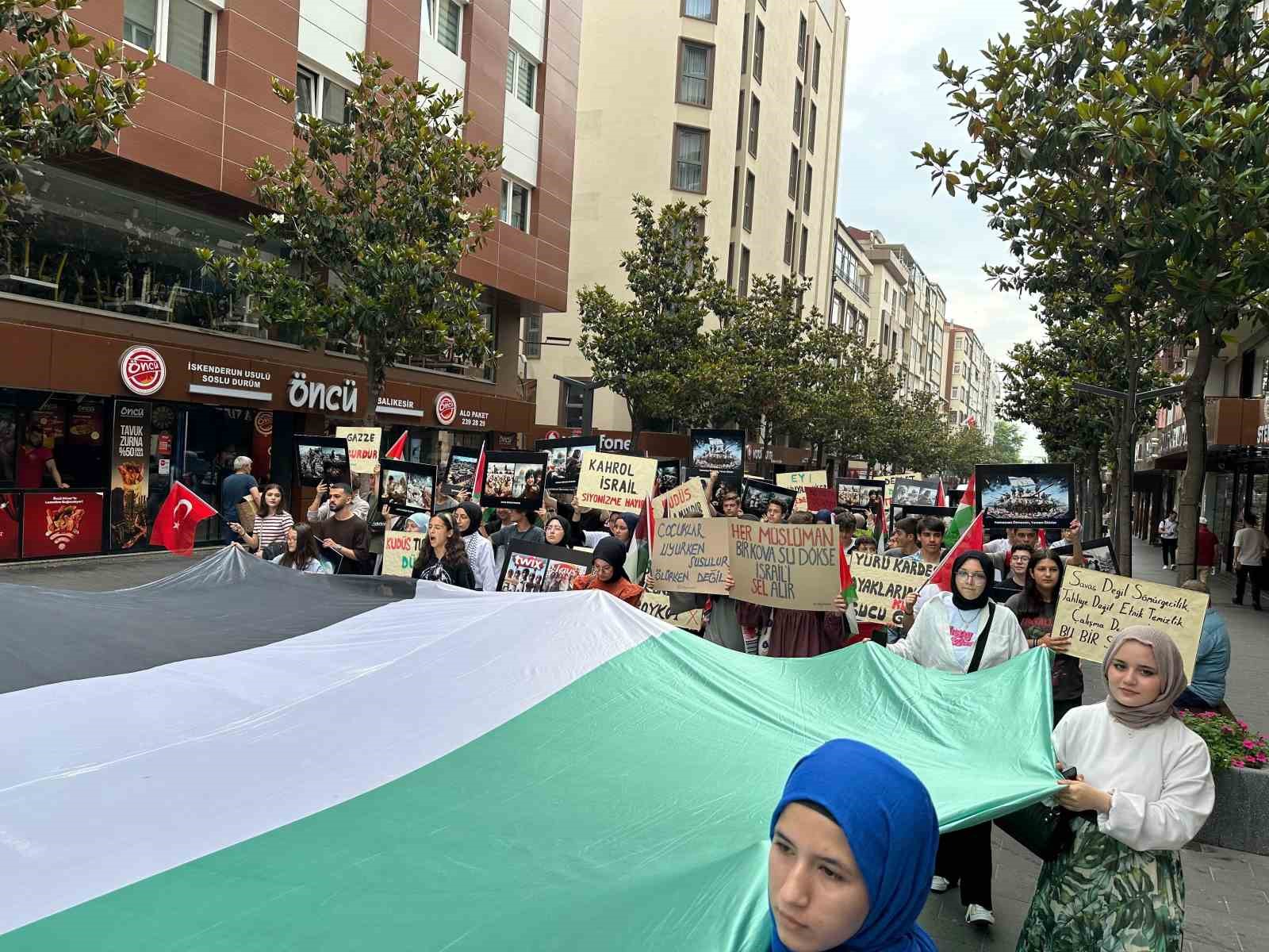 Balıkesir’de lise öğrencilerinden Gazze’ye destek yürüyüşü
