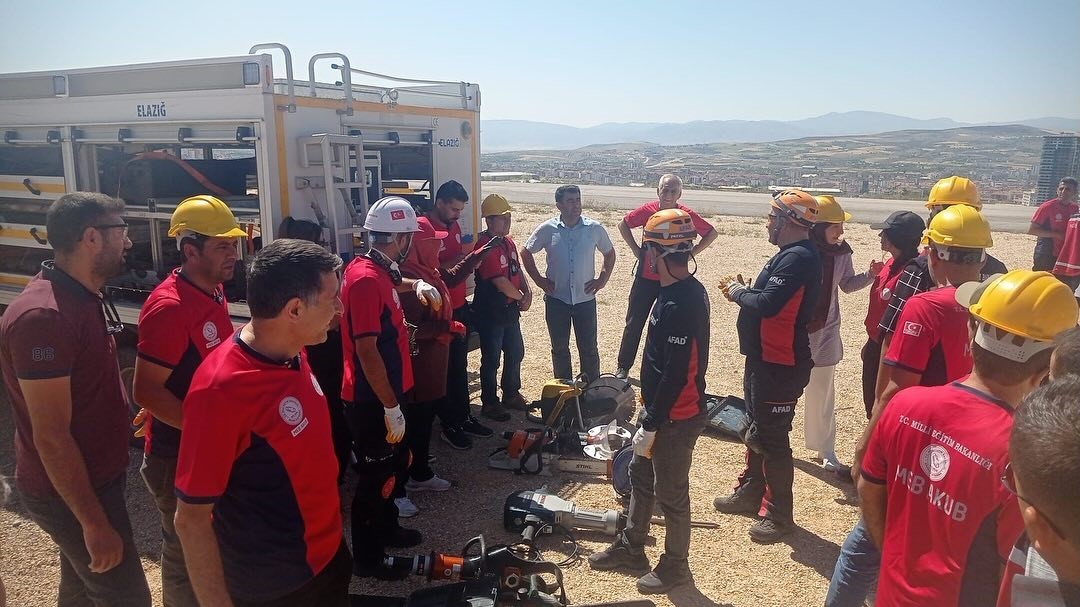 Elazığ’da depremde arama kurtarma eğitimi
