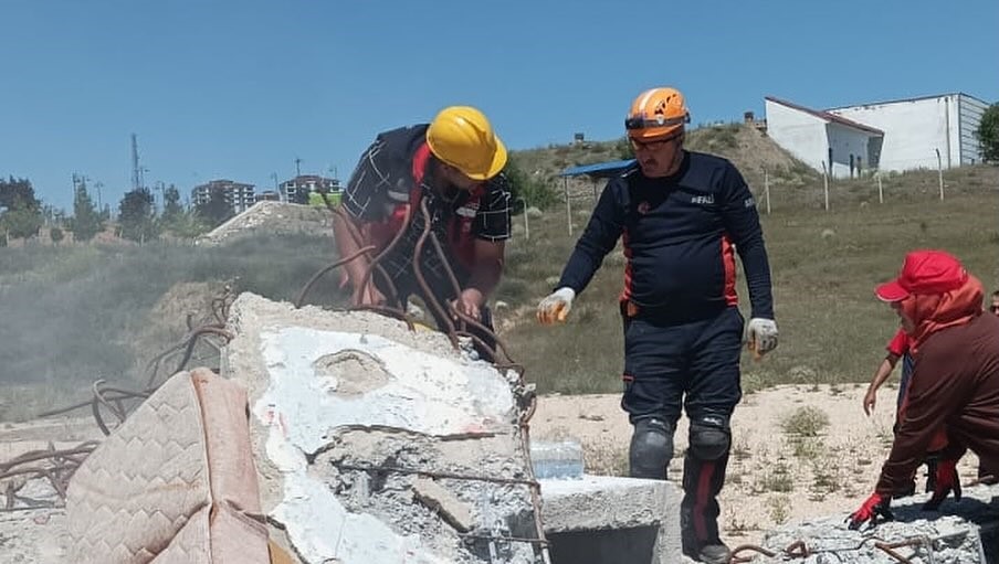 Elazığ’da depremde arama kurtarma eğitimi
