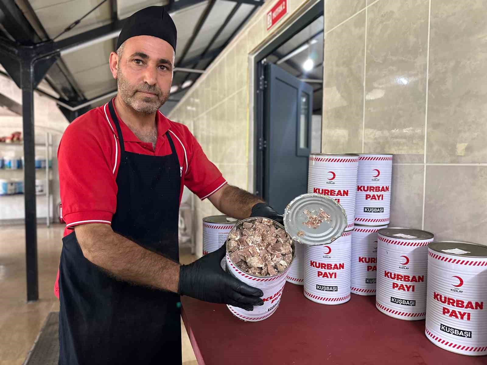 Türk Kızılay, Türkiye’de kestiği kurban etinden kalan kısmı günde 50 bin kişiye yemekle ulaştırıyor
