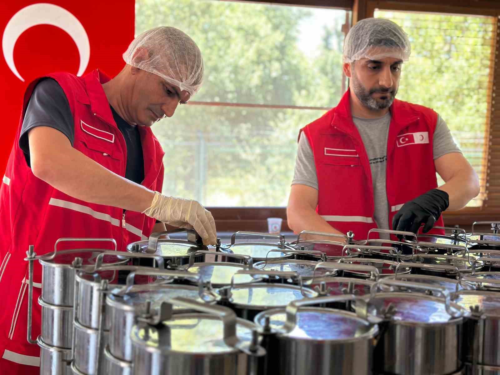 Türk Kızılay, Türkiye’de kestiği kurban etinden kalan kısmı günde 50 bin kişiye yemekle ulaştırıyor
