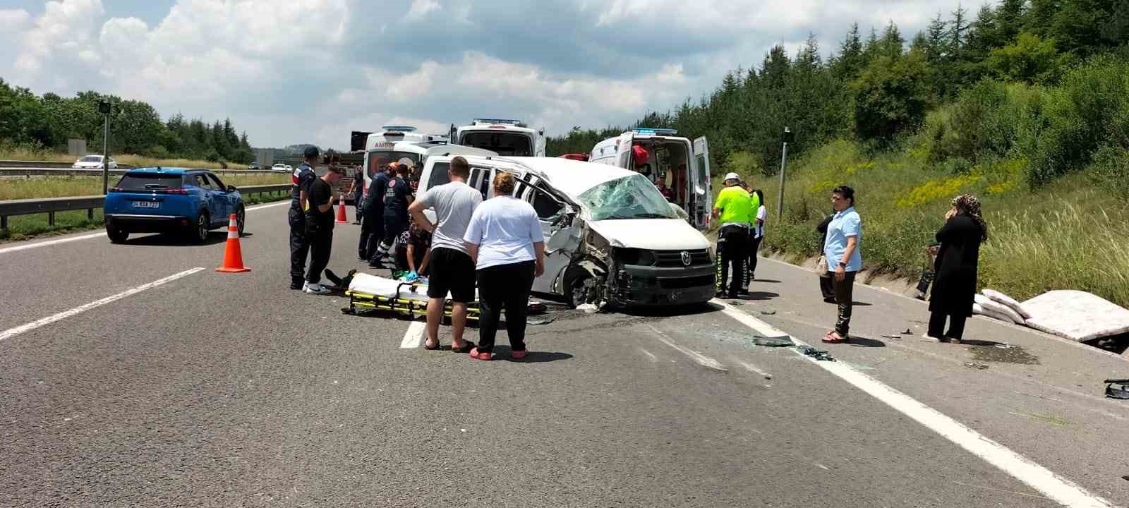 TEM’de minibüs takla attı: 1 ölü, 10 yaralı
