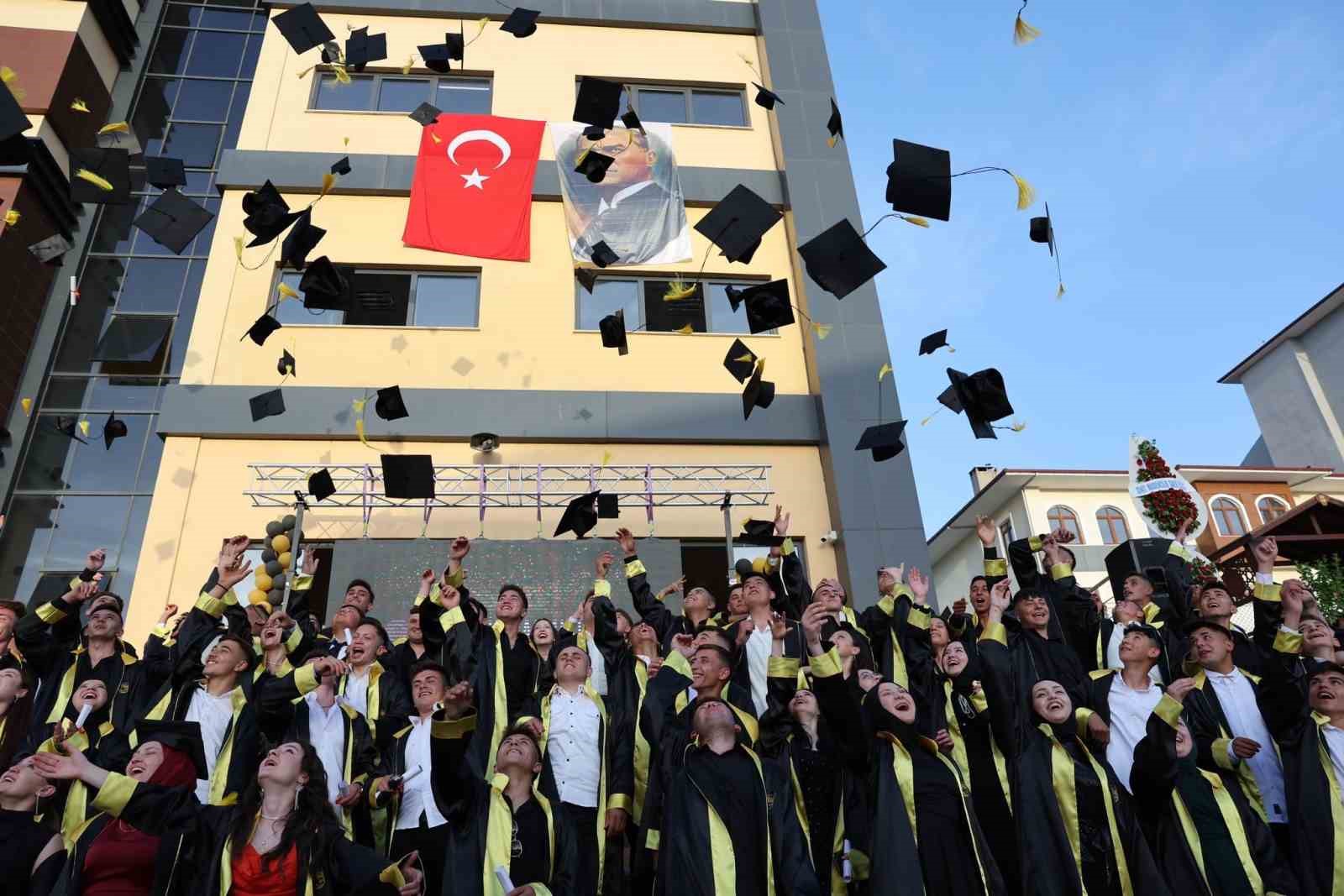 Nurettin Çarmıklı Madencilik Mesleki ve Teknik Anadolu Lisesi ilk mezunlarını verdi
