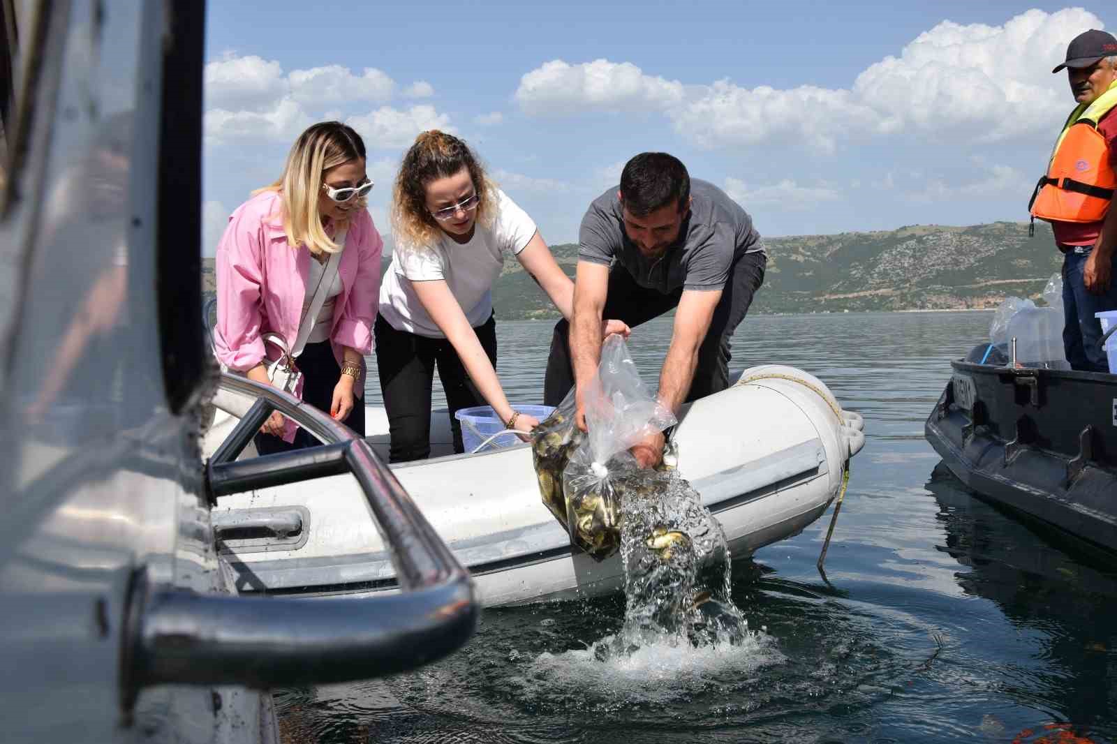 Eğirdir Gölü’ne 5 bin sazan balığı bırakıldı
