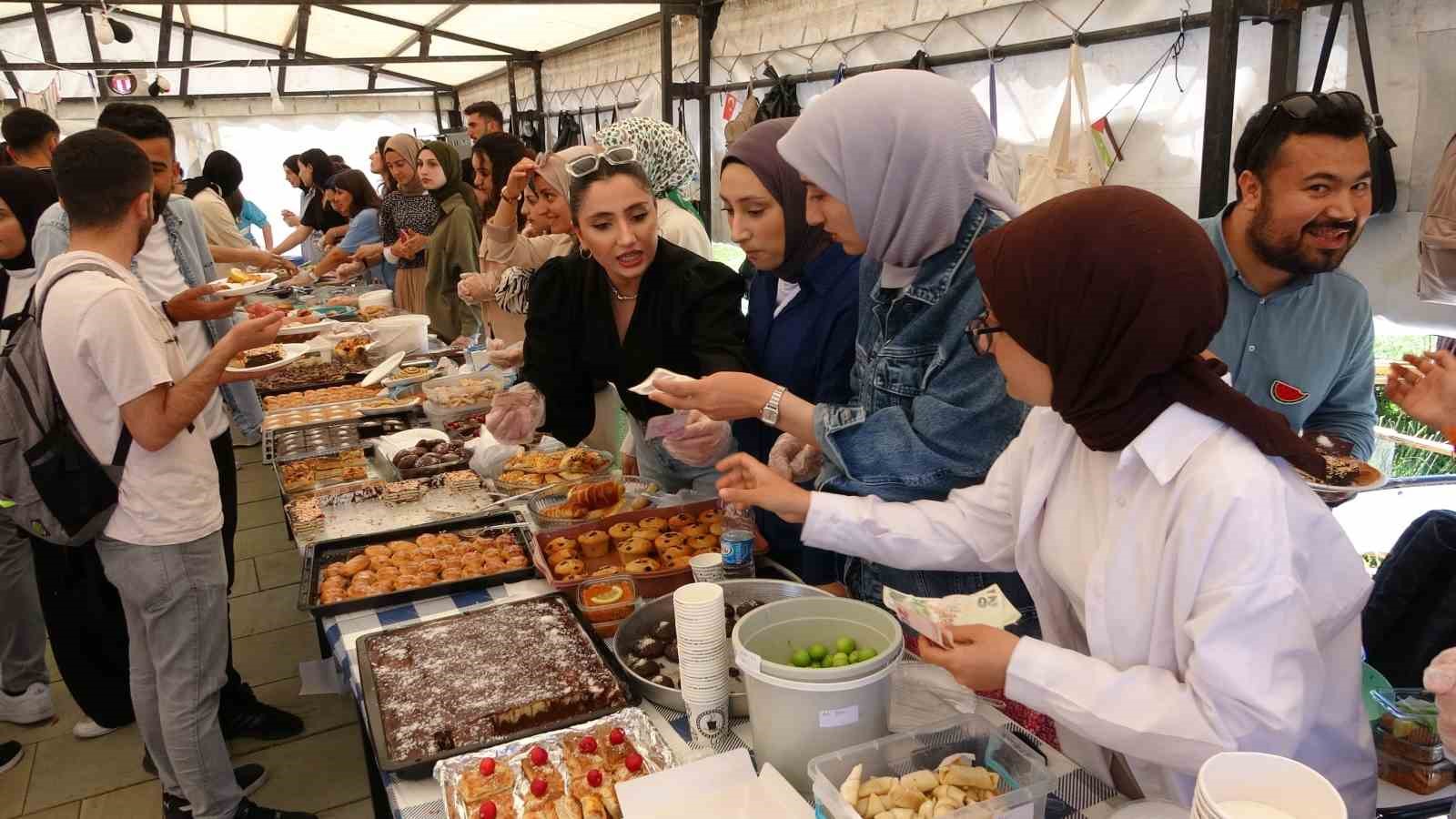 Akademisyen ve öğrenciler Gazze yararına ’hayır çarşısı’ kurdu
