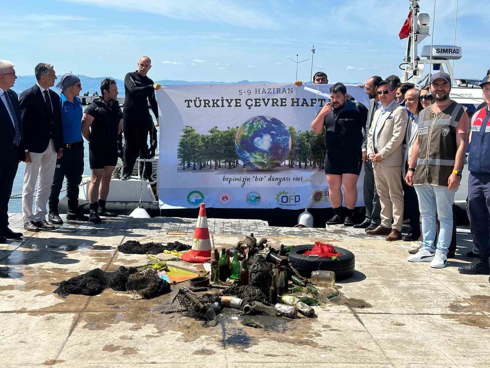 Sinop’ta denizin dibinden araç lastiği ve şişeler çıktı
