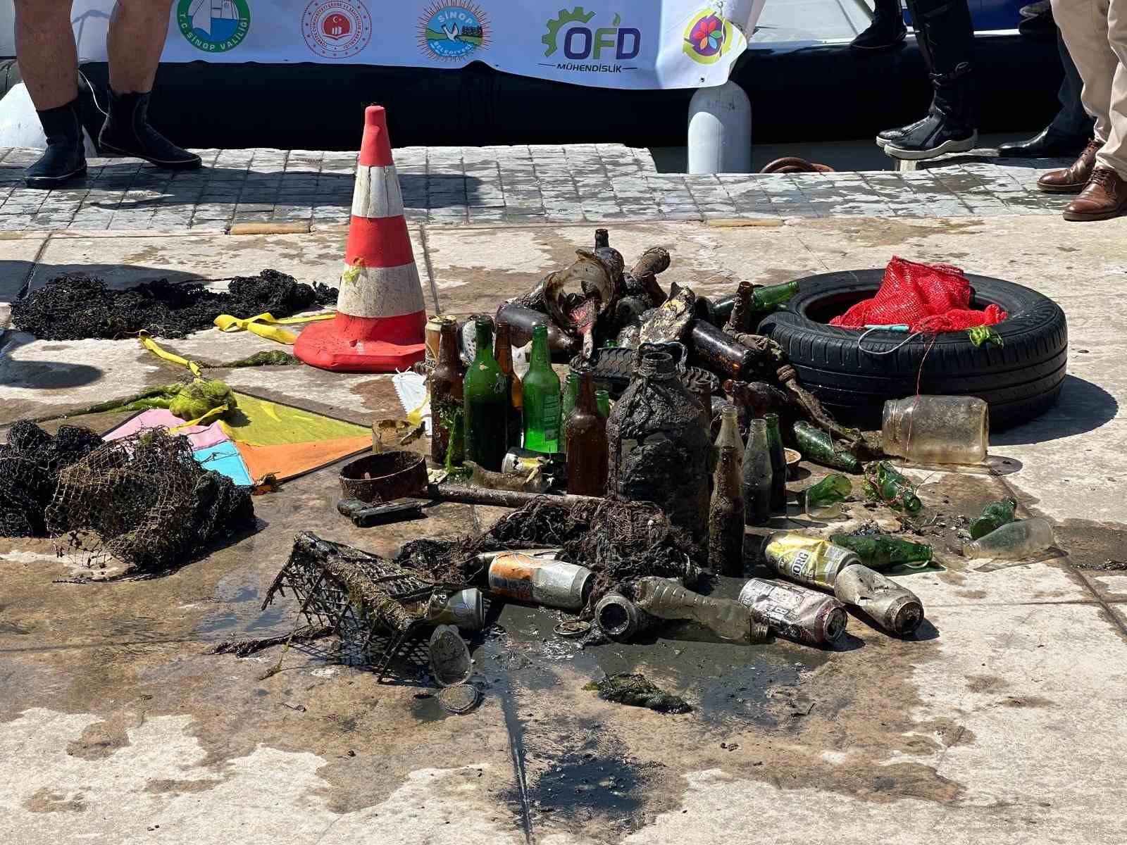 Sinop’ta denizin dibinden araç lastiği ve şişeler çıktı
