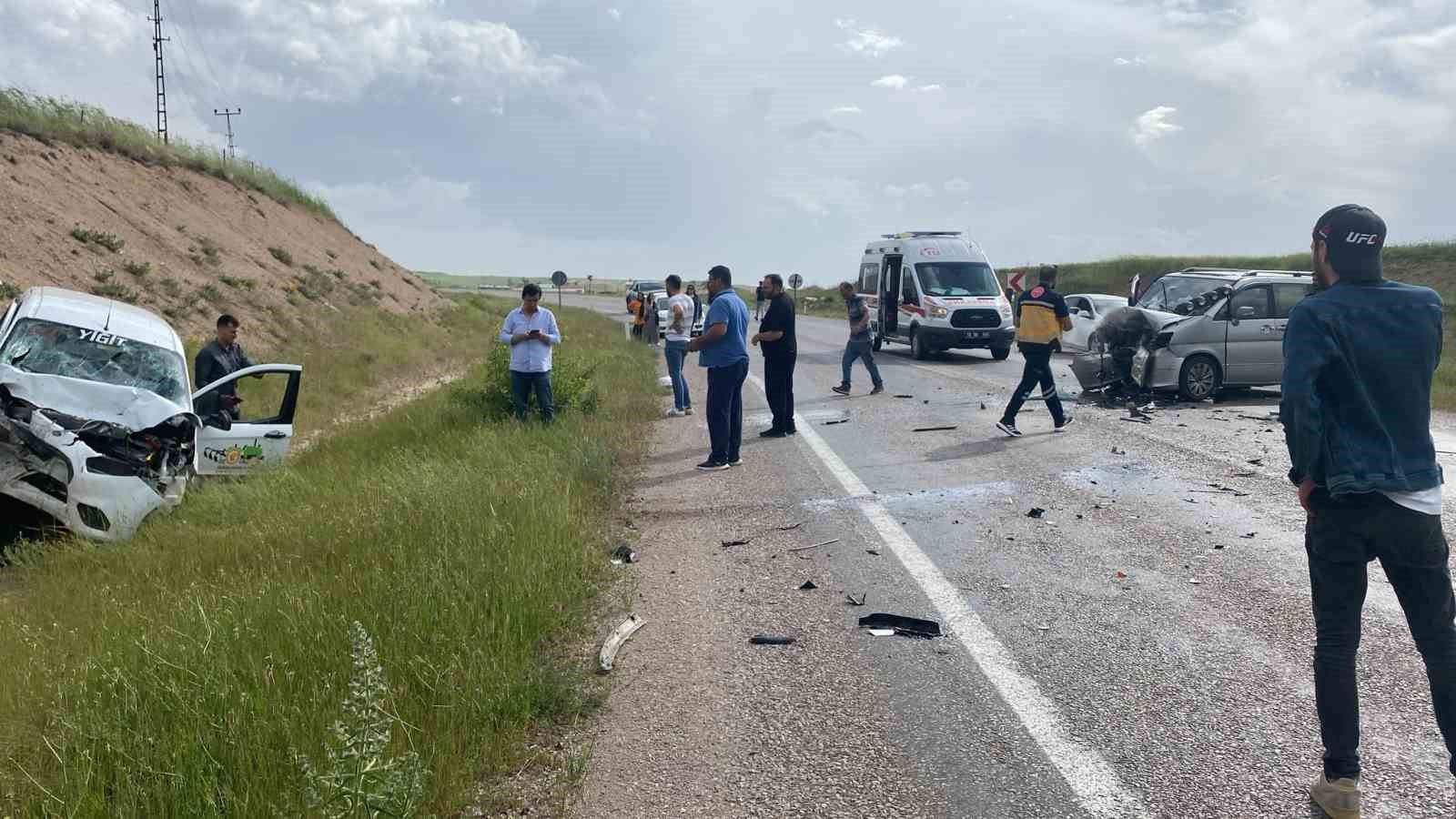 Sivas’ta iki otomobil kafa kafaya çarpıştı: 5 yaralı
