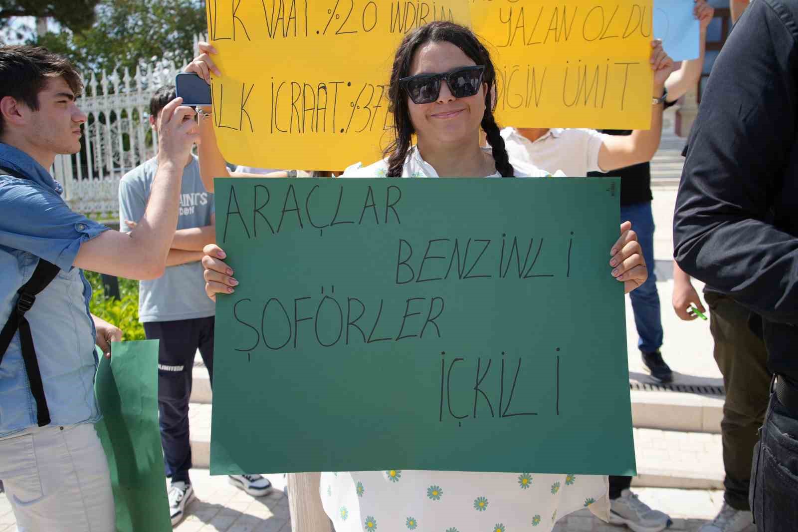 Edirne’de üniversite öğrencileri ulaşım zamlarını protesto etti
