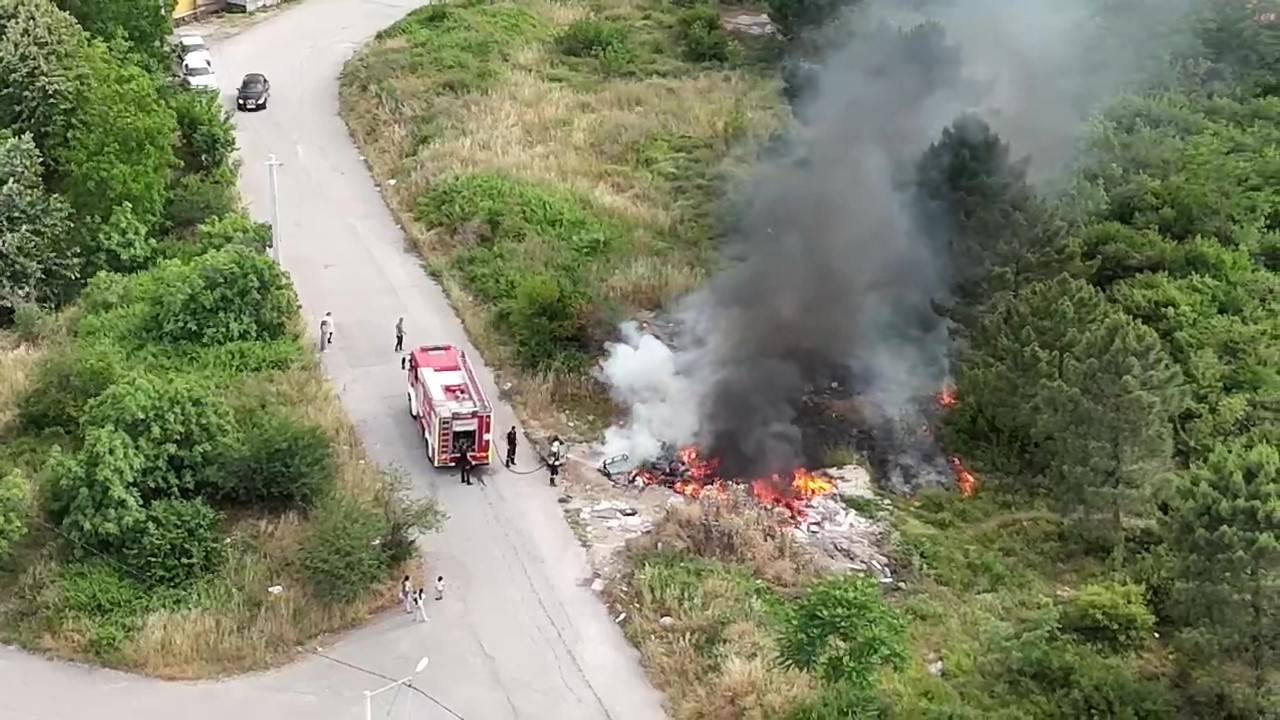 Yol kenarına bırakılan atıklar yangına sebep oldu
