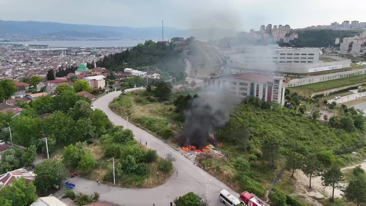 Yol kenarına bırakılan atıklar yangına sebep oldu
