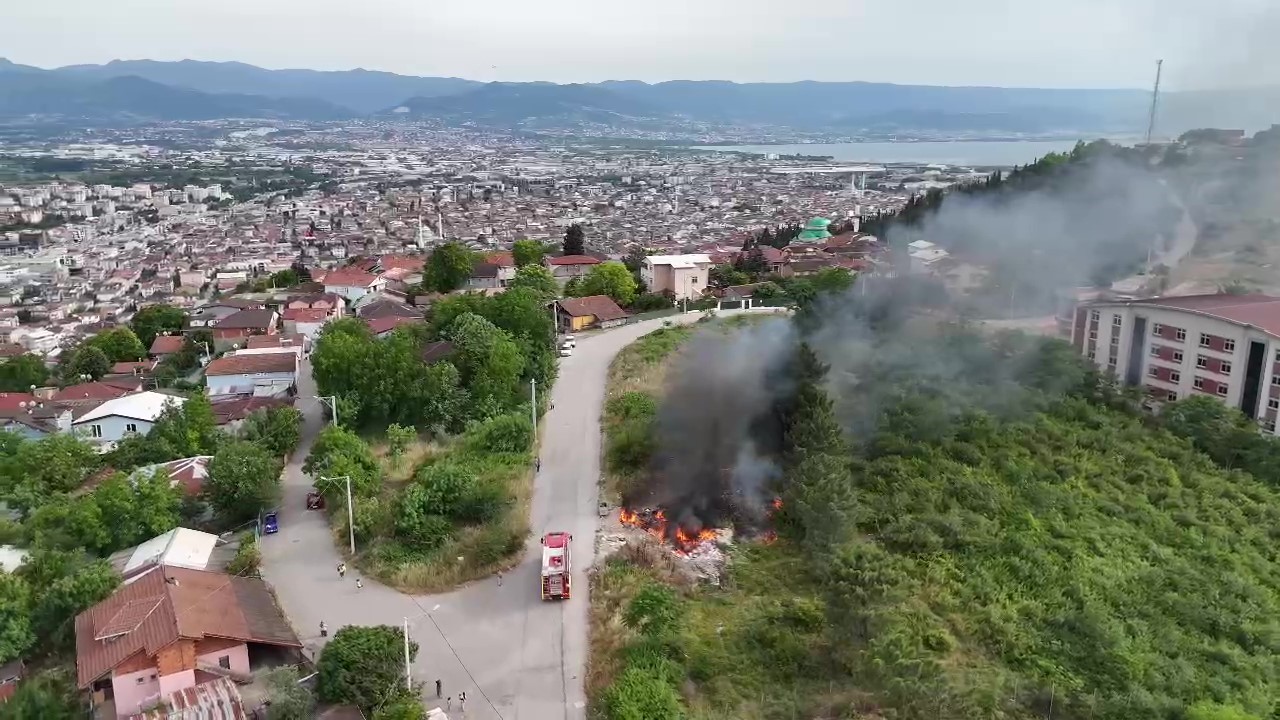 Yol kenarına bırakılan atıklar yangına sebep oldu
