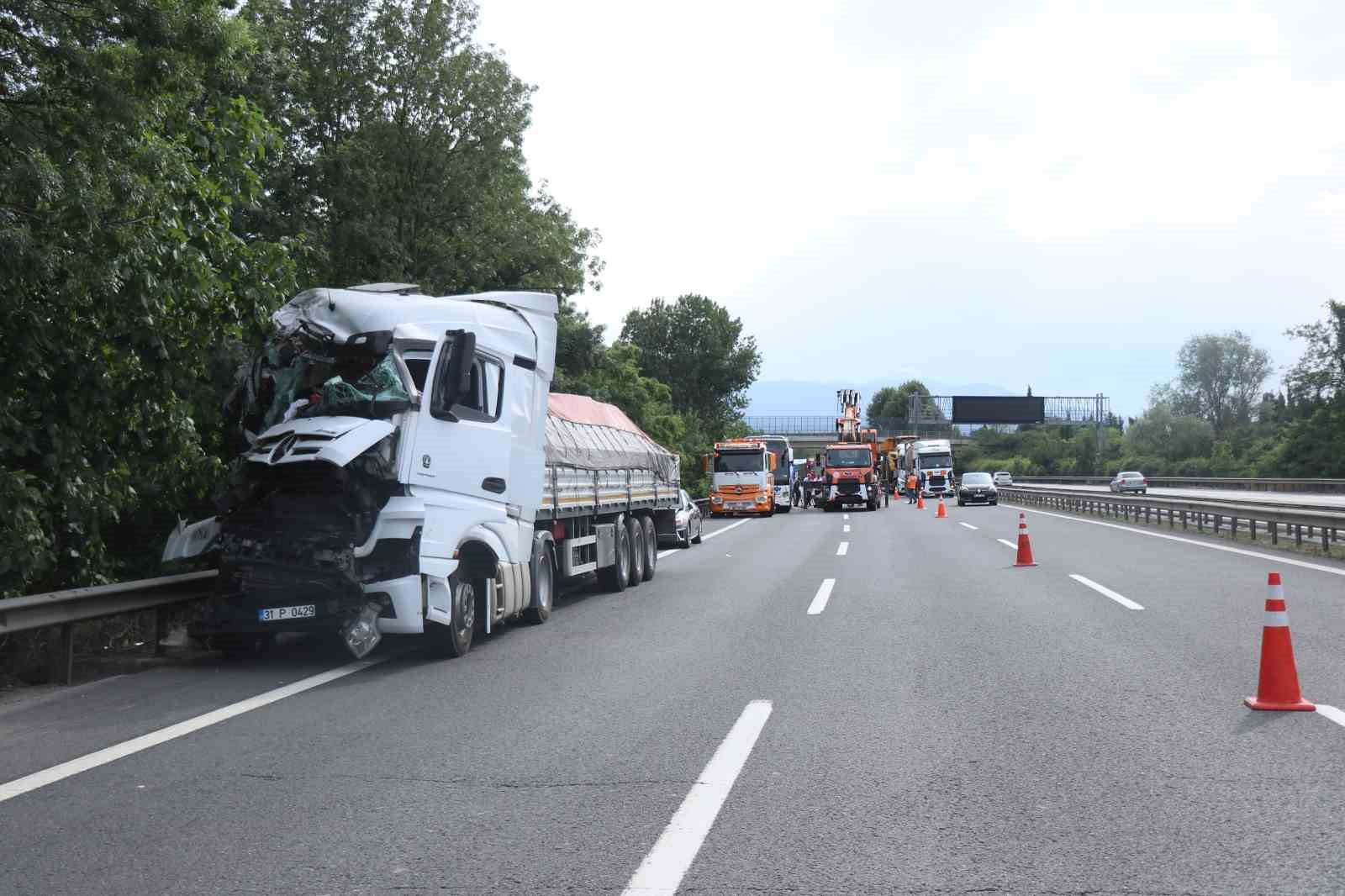 Emniyet şeridinde park halindeki yolcu otobüsüne tır çarptı: 3 yaralı
